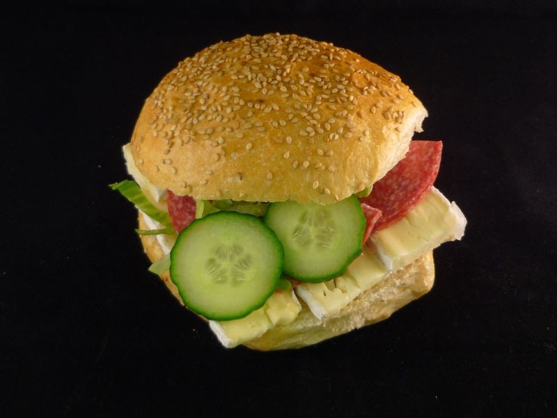 Broodje brie en pittige salami De Kaaswaag