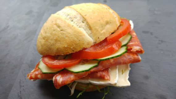Broodje brie en salami