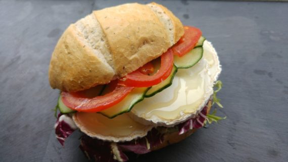 Broodje geitenkaas met honing