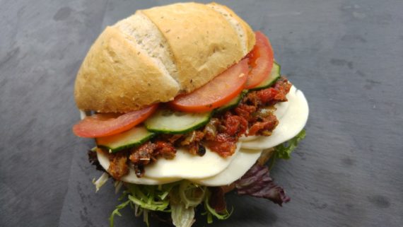 Broodje mozzarella en tapenade