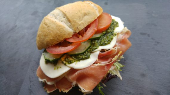 Broodje parmaham met pesto en mozzarella